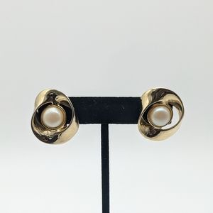 Vintage Ellen Designs Gold tone Faux pink Pearl  Clip On